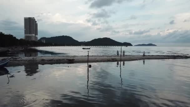 Crianças aéreas caminham perto da costa da vila piscatória — Vídeo de Stock