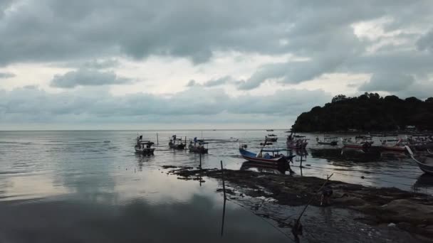 Día nublado aéreo en pueblo pesquero . — Vídeos de Stock