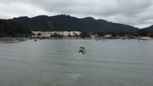 Barco de pesca aérea volver Teluk Kumbar pueblo de pescadores . — Vídeo de stock