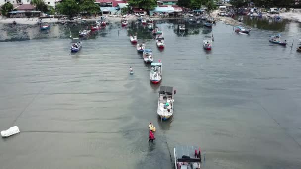 Vista aérea pescador volver a casa después de aparcar el barco . — Vídeo de stock