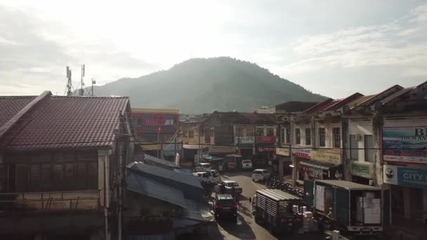 Sabahları hava hareketli küçük bir kasaba. Cherok Tokun Tepesi arkada.. — Stok video