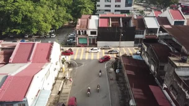 Luchtfoto T-kruising tussen Jalan Pasar en Jalan Arumugan Pillai. — Stockvideo