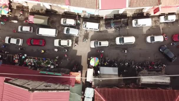 Vehículo aéreo se mueve lentamente en Jalan Pasar por la mañana — Vídeos de Stock