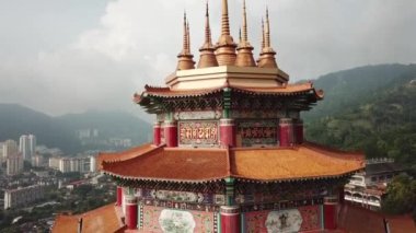 Kek Lok Si 'deki Kuan Yin Pavyonu' nun çatısından uç..