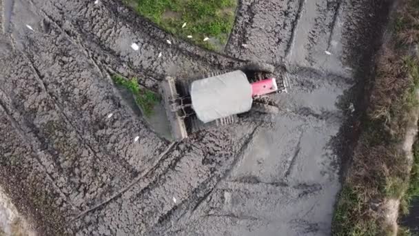 Трактор сверху вниз, пашет грязную землю. . — стоковое видео