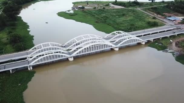 Suivi aérien Jambatan Merdeka à travers Sungai Muda . — Video
