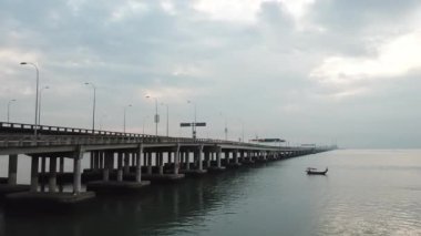 Penang Köprüsü 'nün altındaki hava manzaralı balıkçı teknesi..