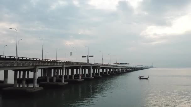 Vista aérea barco de pesca bajo el puente de Penang . — Vídeos de Stock