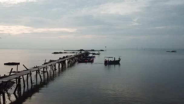 空中看去，航游中的渔船在多云的早晨出海了. — 图库视频影像