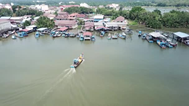 Aerial fishing boats arrive jetty Sungai Udang. — Stock Video