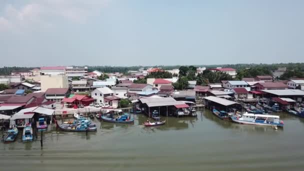 Barco de pesca llega el embarcadero Sungai Udang . — Vídeo de stock