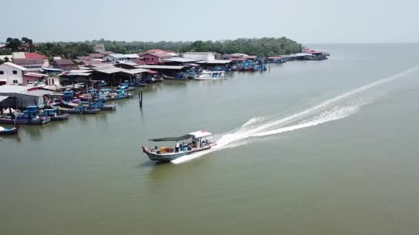 Pueblo de pescadores volver del mar llegar Sungai Udang embarcadero . — Vídeos de Stock