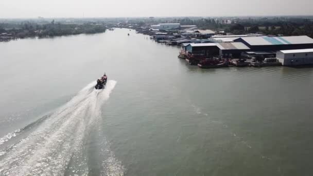 Perahu nelayan kembali ke dermaga Sungai Udang pada sore hari. — Stok Video