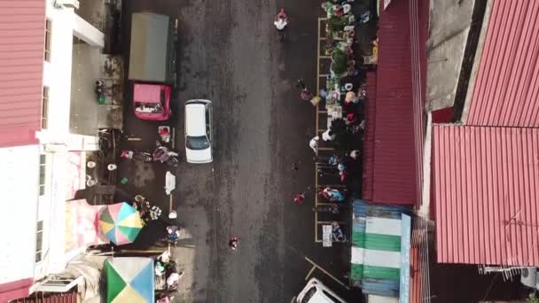 Top down view mensen lopen en winkelen bij Jalan Pasar in de ochtend. — Stockvideo