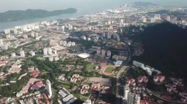 Arka planda Penang Köprüsü olan Aerial Sungai Dua Kasabası.
