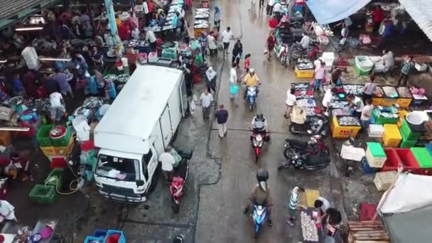 Luchtfoto drukke ochtendmarkt bij viskraam bij Pasar pagi. — Stockvideo