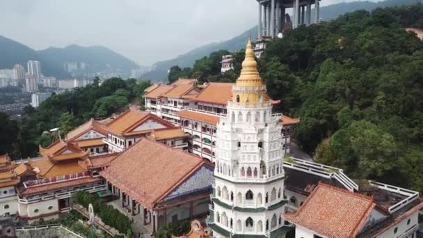 Letecký pohled turistická návštěva pagody Kek Lok Si. — Stock video