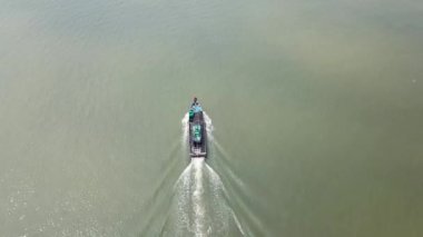 Sıcak öğleden sonra denizde tepeden aşağı manzaralı balıkçı teknesi.