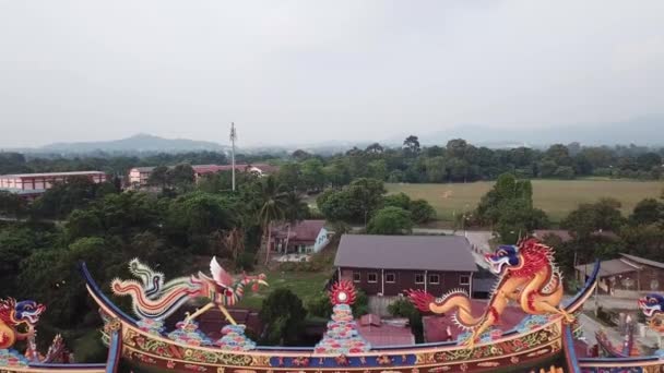 Vlieg naar achteren onthullen de majestueuze 9 keizer tempel Kedah Selatan. — Stockvideo