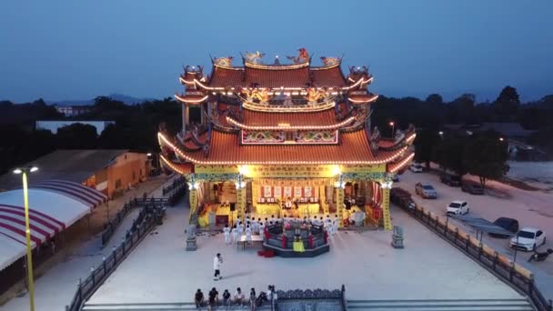 Wspaniały widok na noc Kedah Selatan 9 cesarz świątyni z oświetleniem. — Wideo stockowe