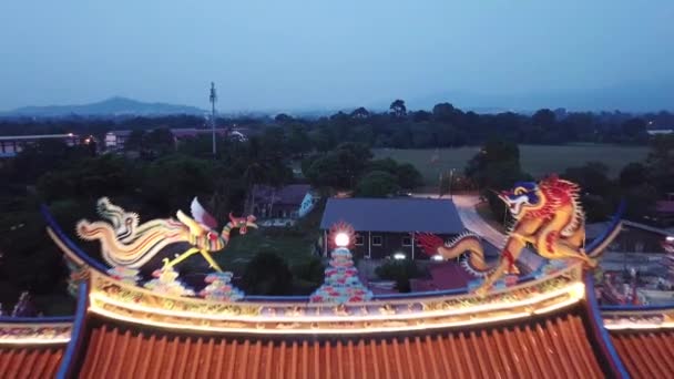 Aerial revelar gran vista de la noche templo 9 emperador en Kedah Selatan Kulim . — Vídeos de Stock