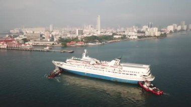 Römorkör Penang Adası 'ndaki Swettenham İskelesi' ne gemi gezisi yapıyor..