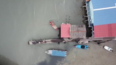 Balıkçı teknesi iskeleye vardı..