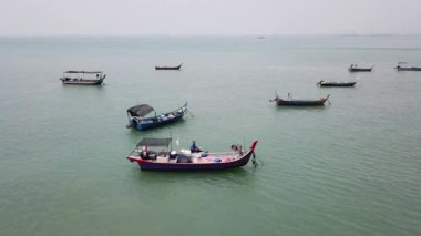 İskeleye geri dönmek için yüzen bir kürek çeken balıkçı..