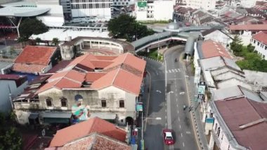 Penang Yolu 'nun dışındaki Lebuh Keng Kwee' de yemek yiyen çocuk..