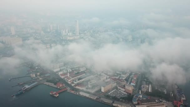 Silný hustý mrak mlhy pokrývá George Town World Heritage v časných ranních hodinách. — Stock video