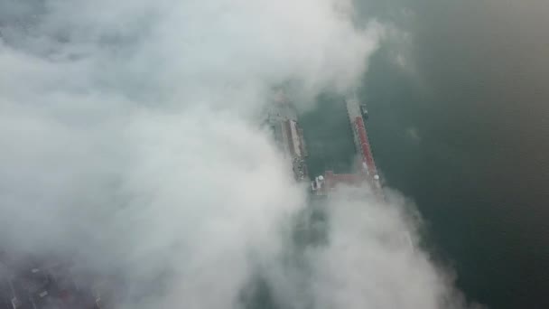 Parque de cruceros con vista aérea en Swettenham Pier desde una espesa nube de niebla . — Vídeos de Stock