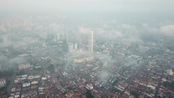Flygfoto panorering George Town är täckt med dimma moln på morgonen. — Stockvideo