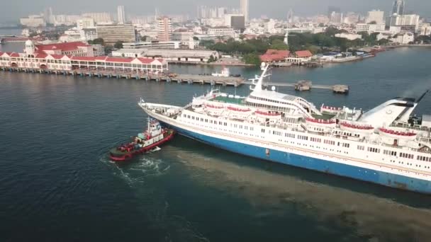 Sleepboot trek de cruise Leisure World naar de steiger. — Stockvideo