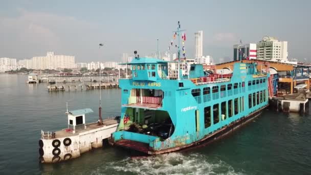 Panning Partenza rapida del traghetto dal terminal Penang Island . — Video Stock