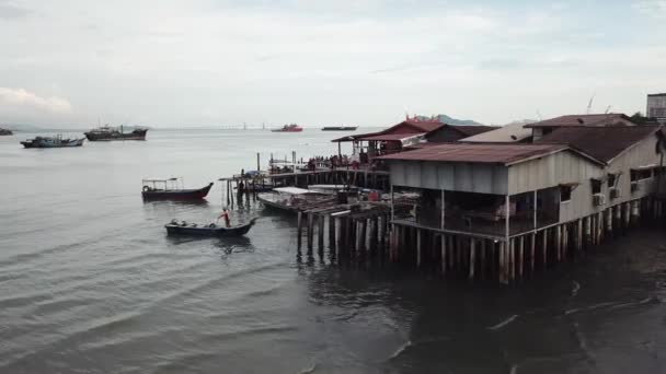 Pescador aéreo remar el barco cerca de Chew Jetty . — Vídeo de stock