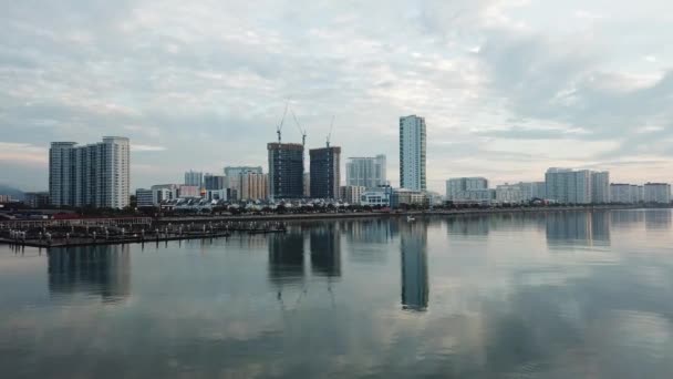 Reflejo del paseo marítimo de Karpal Singh Drive . — Vídeo de stock