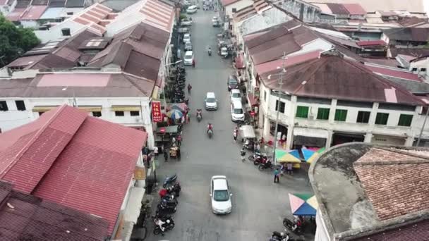 Hawkers sprzedają jedzenie na skrzyżowaniu w Lebuh Kimberly i Jalan Kuala Kangsar. — Wideo stockowe