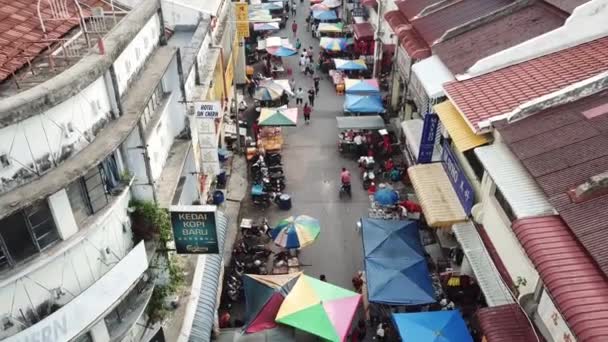 Straat eten en dagelijkse stadd kan worden gekocht bij Jalan Kuala Kangsar ochtend markt. — Stockvideo