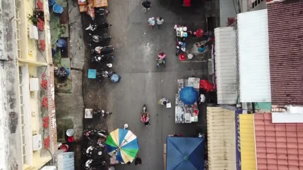 Top down view ochtendmarkt bij Jalan Kuala Kangsar. — Stockvideo