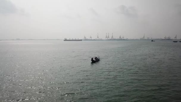 Pescador en barco durante la brumosa vela de la mañana en el mar . — Vídeos de Stock