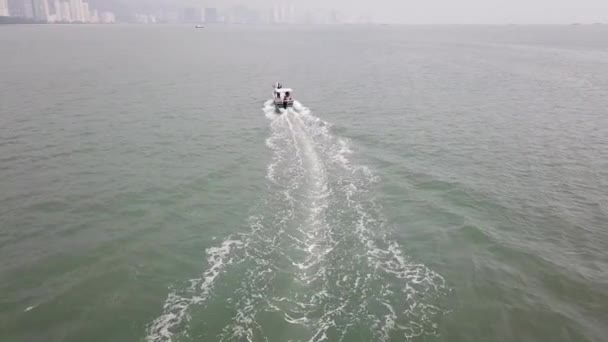 Letecká moucha sledovat zadní část rybářské lodi na moři — Stock video