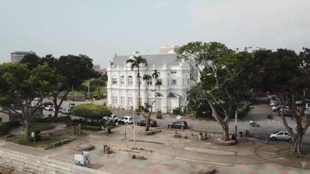 Aerial side view Penang City Hall from Esplanade. — Stock Video