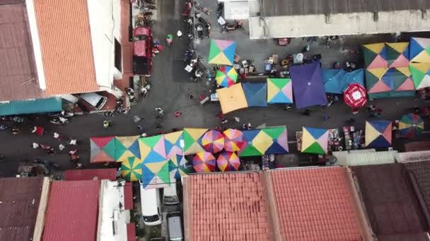 Flygfoto morgon marknaden på Jalan Kuala Kangsar. — Stockvideo