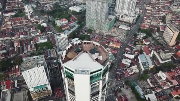 Vista aérea KOMTAR El Top-Penang es la torre de entretenimiento icónica más alta — Vídeos de Stock