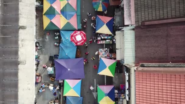 Vista aérea mercado de la mañana (pasar pagi) con carpa de colores . — Vídeos de Stock