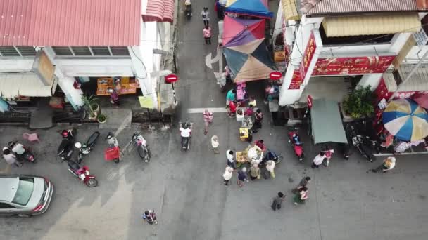 Hawkers verkopen voedsel, fruit, huishoudelijk product op de ochtend markt. — Stockvideo