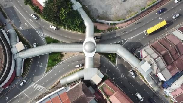 Bovenaanzicht Octopus voetgangersbrug bij Penang Road. — Stockvideo