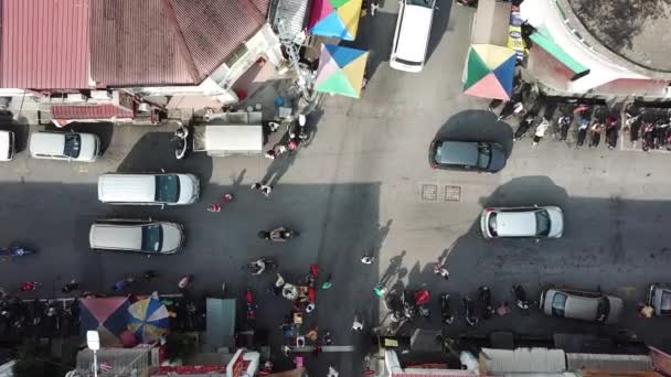 Aerial buscando calle ocupada vendiendo comida en día soleado brillante . — Vídeos de Stock
