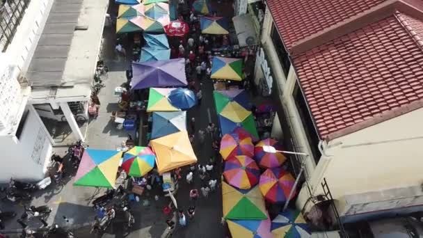 Luchtfoto beroemde ochtend markt met kleurrijke tent in de ochtend. — Stockvideo