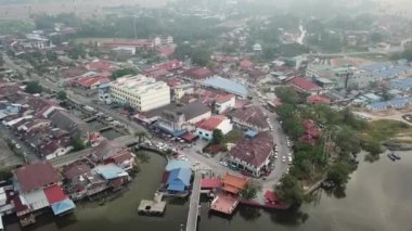 Hava Kuala Kurau kasabası sisli bir sabahta.